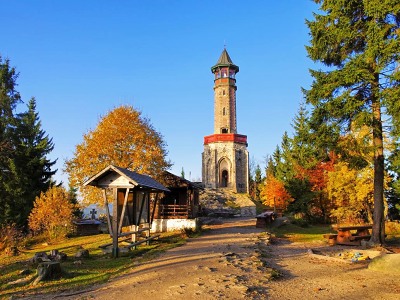 Cyklistický okruh Famberka: výhledy na Kozákov, Bezděz i Bukovec