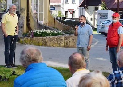 Dan Hůlka zpívá seniorům v domovech, byl i v Jabloneckých Pasekách