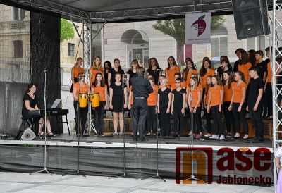 Sbor Iuventus, Gaude! vystoupil před jabloneckou radnicí