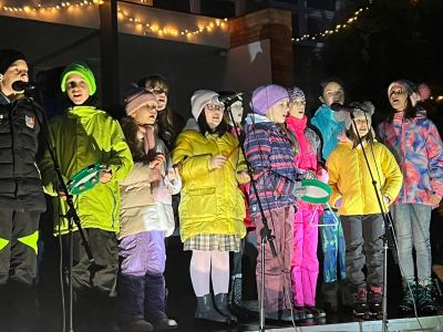 Vánoční zpívání na schodech tanvaldské ZŠ Sportovní 2023