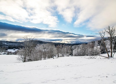 Zima v Jizerských horách: lyže, křišťál a nafukovací duše