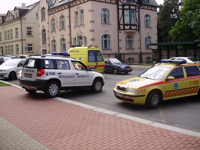 Strážníci na místě do minuty, muži pomohl jediný kolemjdoucí