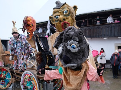 Masky, hodování, taškařice. Dlaskův statek o víkendu oslaví masopust