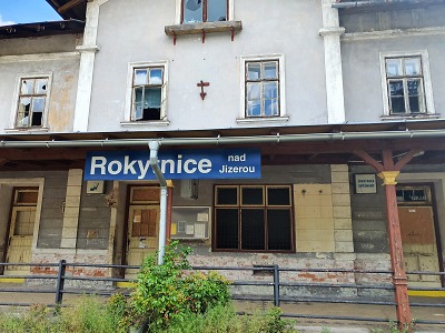 Sedmi zchátralým krkonošským nádražním budovám svítá naděje