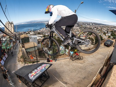 V Chile na nejtěžším městském sjezdu měl Tomáš Slavík pád