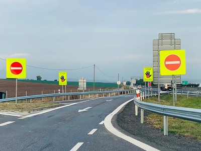 Varovné ruce na silnicích v kraji zabrání jízdě v protisměru
