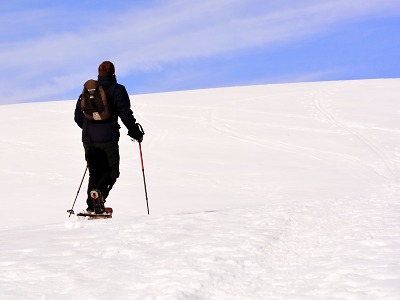 Krkonošemi na sněžnicích: horské putování v retro stylu