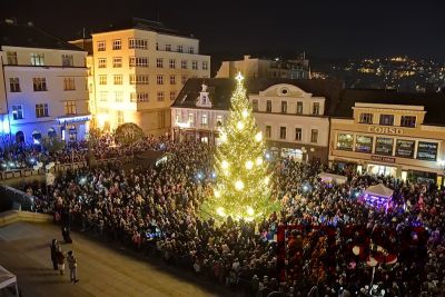 Obrazem: Rozsvícení vánočního stromu v Jablonci 2019