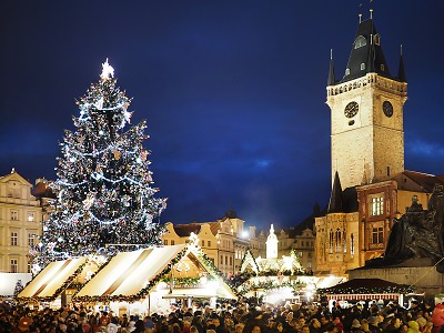 Na Staroměstském náměstí se už rozzářil strom ze Semil