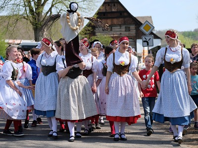 Velikonoce na Dlaskově statku vyprovodí zimu. Hodí ji do Jizery
