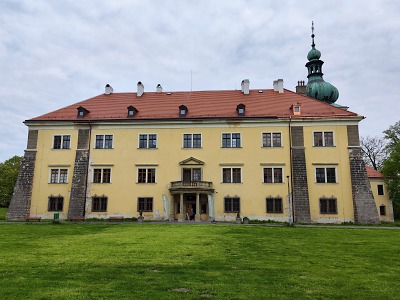 Na zámku v Doksech pokračují v obnově střechy nad jižním křídlem