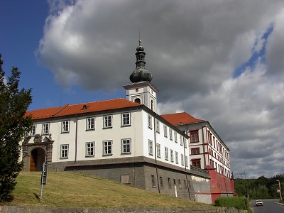 Máchův kraj láká i v zimě. Na bruslení po jezeře i výlet za historií