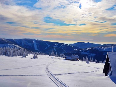 Zima v Krkonoších láká na sjezdovky, běžky, perličky i kostičky