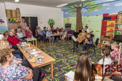 Žáci ZUŠ Tanvald potěšili seniorky ke Dni matek