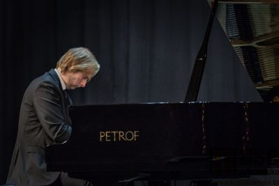 V Tanvaldě proběhl klavírní koncert bez posluchačů 