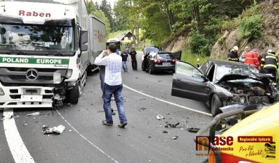 V Lučanech se srazil kamion se dvěma osobními auty