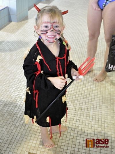 Mikuláš v plavkách v sobotu v jabloneckém bazénu