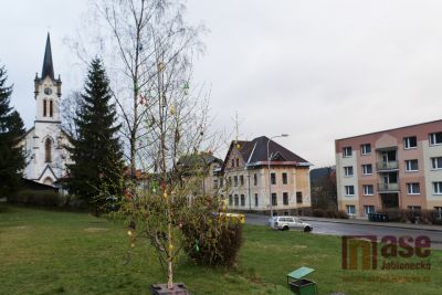 V Josefově Dole na návsi přes noc vyrostl strom plný jaternic a vajec 