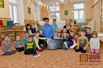 Děti z mateřské školky v Tanvaldě-Šumburku obdržely nový televizor