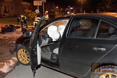 V Tanvaldě došlo k vážné dopravní nehodě automobilu s motocyklem