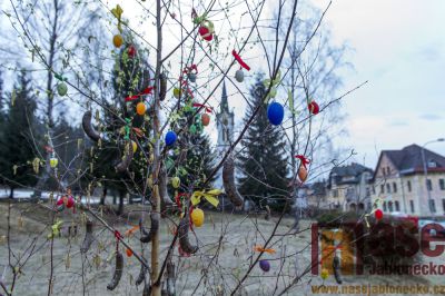 V Josefově Dole na návsi vyrostl strom plný jaternic a vajíček