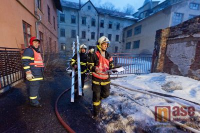 V Desné při požáru bývalé továrny zasahovaly desítky hasičů