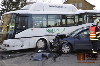 V Palackého ulici se srazil autobus s osobákem