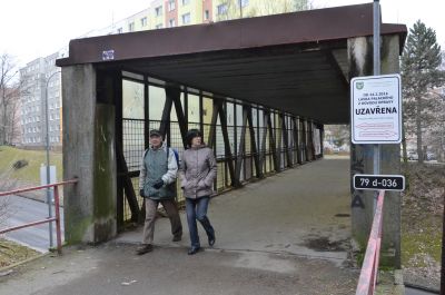 Lávka přes Palackého ulici ve Mšeně se dočká opravy