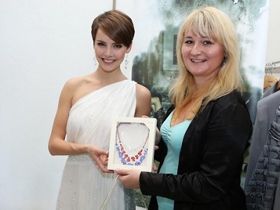 Gabriela Kratochvílová rozzáří Moskvu bílou róbou i šperky z Jablonce