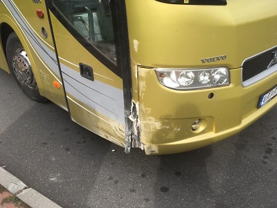 Řidič autobusu za jízdy zkolaboval, pohotově za něj zaskočil cestující