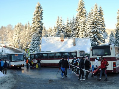 Kvůli slabému zájmu lyžařů pojede méně autobusů do Bedřichova