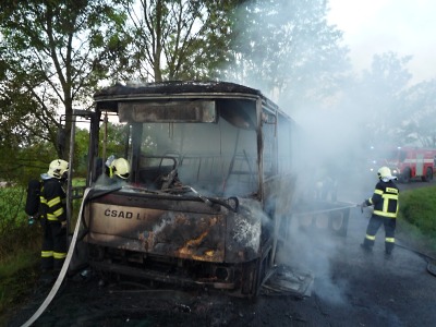 Na Liberecku autobus zachvátily plameny, řidič stačil vystoupit