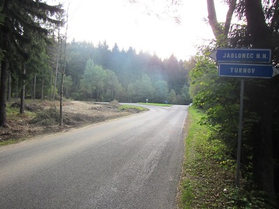 V Rádle se staví nová autobusová zastávka, částečně je uzavřena silnice