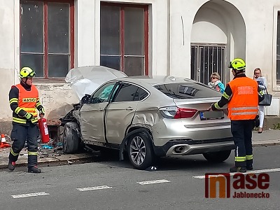 V jablonecké ulici Pražská narazilo auto do domu