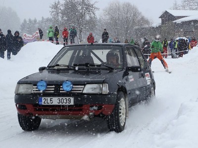 Úvodní díl autoskijöringu přilákal v Jesenném 32 posádek