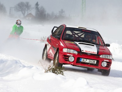 Autoskijöring přilákal na Kozákov 50 posádek a 1500 diváků