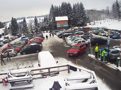 Autor foto:Archiv Jizerskaops.cz/ webkamera 11.15 Parkoviště v Bedřichově jsou plně obsazená, policie uzavřela silnice
