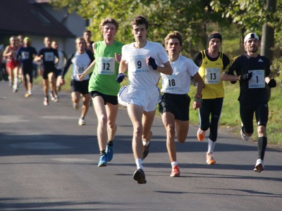 Silniční závod Hruštice opět prověří podzimní formu běžců