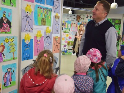 Vernisáž otevřela 20. ročník výstavy prací žáků, která vyvrcholí aukcí