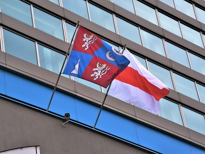 Kraj vyvěsil historickou vlajku Běloruska. Přidává se ke Dni solidarity