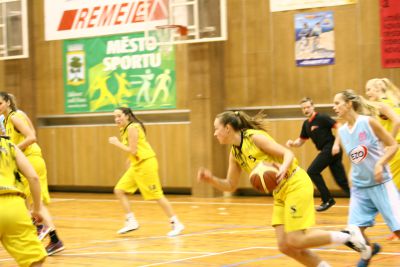 Jablonecké basketbalistky doma rozdávají stovky