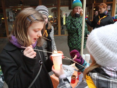 Svíčky a lucerny s sebou! Skauti rozvezou do kraje Betlémské světlo
