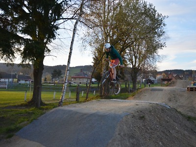 První prázdninový den proběhne závod v zásadském bikeparku