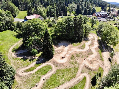 Autor foto:Archiv Nadace ČEZ Bedřichov pokřtil areál pro bikery. Vznikl díky účastníkům Jizerské 50