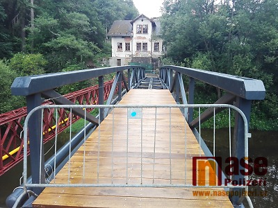 FOTO: Nová Bítouchovská lávka už je na místě, ještě ale není přístupná