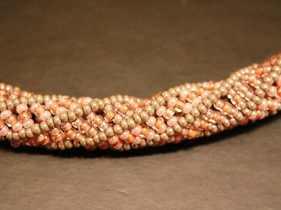 Na bižuterním kurzu budou vyrábět náramky šité africkým stehem