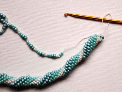 Účastníci bižuterního kurzu budou vyrábět náramek s perličkami