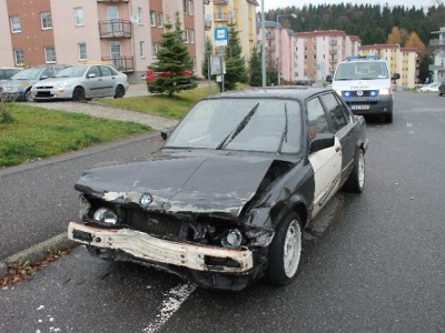 Policie hledá řidiče, který v ojetém BMW poškodil svodidla