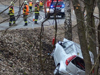 Řidička sjela v Maršovicích ze zatáčky a narazila do stromu