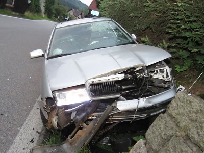 V Bratříkově opilý řidič narazil do kamenného zátarasu